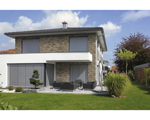 Modernes Einfamilienhaus mit Ziegelfassade und Terrasse, ausgestattet mit grauen Außenrollläden und Jalousien.