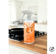 Rakkuun Fettlöser in einer Sprühflasche zur Reinigung von Küchenoberflächen, stehend auf einer Küchenarbeitsplatte vor einem Herd. (Image AI modified or generated)