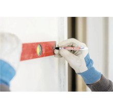 Hand in Arbeitshandschuh markiert mit einem Edding 8850 Tieflochmarker ein Bohrloch durch die Öffnung einer Wasserwaage an einer Wand.
