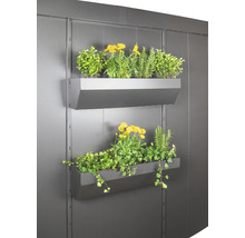 Zwei an einer Wand montierte Pflanzkästen aus Metall, bepflanzt mit verschiedenen Blumen und Kräutern für die vertikale Gartenarbeit.