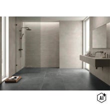 Modernes Badezimmer mit großen grauen Fliesen, offener Dusche und einem wandhängenden Waschbecken, helles und minimalistisches Design. (Image AI modified or generated)