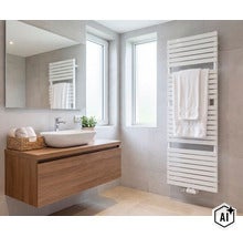 Modernes Badezimmer mit Waschtisch, Waschbecken, Spiegel und einem hohen Handtuchheizkörper an der gefliesten Wand. (Image AI modified or generated)