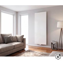 Moderner, vertikaler Flachheizkörper in einem hellen Wohnzimmer mit Sofa und Stehlampe. (Image AI modified or generated)