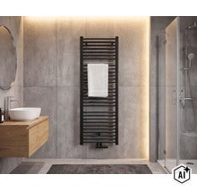 Moderner Badheizkörper in einem eleganten Badezimmer mit Betonoptikfliesen, Duschkabine, Waschtisch und Handtuch auf dem Heizkörper. (Image AI modified or generated)