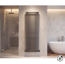 Moderner vertikaler Röhrenheizkörper als Designelement im stilvollen Badezimmer mit Regendusche und Badewanne. (Image AI modified or generated)