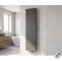 Moderner vertikaler Designheizkörper in einem hellen Badezimmer mit Fliesenwand (Image AI modified or generated)