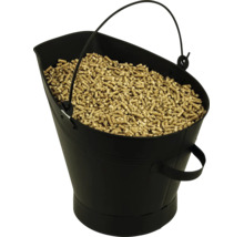 Ein schwarzer Metalleimer gefüllt mit Holzpellets für den Kamin oder Ofen.