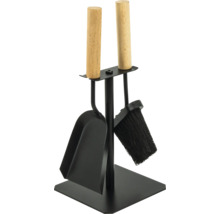 Kamingarnitur mit Kehrschaufel und Kaminbesen auf einem Metallständer mit Holzgriffen