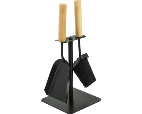 Kamingarnitur mit Kehrschaufel und Kaminbesen auf einem Metallständer mit Holzgriffen