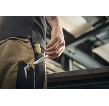 Handwerker zieht den Bohlochmarker Edding 8880 aus der Beintasche seiner Arbeitshose