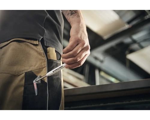 Handwerker zieht den Bohlochmarker Edding 8880 aus der Beintasche seiner Arbeitshose