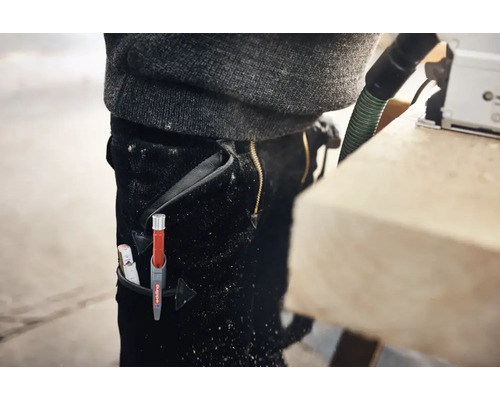 Ein in der Arbeitshose steckender Edding Tieflochmarker im Einsatz bei der Holzbearbeitung in der Werkstatt.