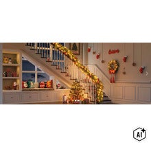 Festlich dekorierte Treppe mit beleuchteter Tannengirlande, Weihnachtsbaum und Weihnachtsdekoration in einem Wohnraum. (Image AI modified or generated)