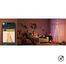 Familie im weihnachtlich dekorierten Wohnzimmer mit App gesteuertem LED Weihnachtsbaum und Smartphone App zur Lichteffekt Steuerung (Image AI modified or generated)