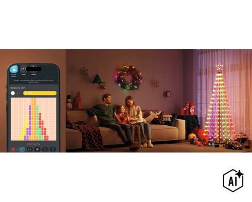 Familie im weihnachtlich dekorierten Wohnzimmer mit App gesteuertem LED Weihnachtsbaum und Smartphone App zur Lichteffekt Steuerung (Image AI modified or generated)