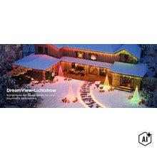 Beleuchtetes Wohnhaus im Schnee mit weihnachtlicher Dekoration und Govee LED Lichtshow im Garten bei Nacht. (Image AI modified or generated)
