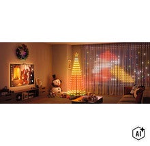 Wohnzimmer dekoriert mit LED Weihnachtsbaum, leuchtendem Vorhang, Weihnachtskranz und Schneemann Figur in festlicher weihnachtlicher Atmosphäre. (Image AI modified or generated)