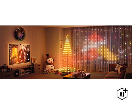 Wohnzimmer dekoriert mit LED Weihnachtsbaum, leuchtendem Vorhang, Weihnachtskranz und Schneemann Figur in festlicher weihnachtlicher Atmosphäre. (Image AI modified or generated)