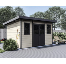 Modernes Gartenhaus aus Holz mit Pultdach, Doppeltür und Fenstern auf einer Terrasse in einem Garten.