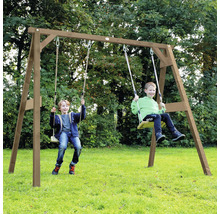Zwei Kinder spielen auf einer Holzschaukel im Garten mit zwei Schaukelsitzen und einem stabilen A-Rahmen aus Holz.