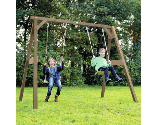Zwei Kinder spielen auf einer Holzschaukel im Garten mit zwei Schaukelsitzen und einem stabilen A-Rahmen aus Holz.