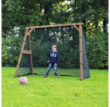 Ein Junge spielt Fußball vor einem hölzernen Fußballtor mit integriertem Fangnetz auf einer Wiese im Garten.