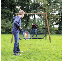 Ein Junge und ein Mann spielen Tennis im Garten mit einem Holzgestell und einem Netz, ideal für Freizeitaktivitäten im Außenbereich.