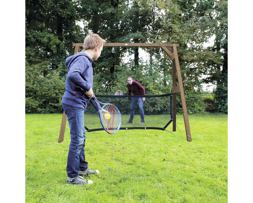 Ein Junge und ein Mann spielen Tennis im Garten mit einem Holzgestell und einem Netz, ideal für Freizeitaktivitäten im Außenbereich.
