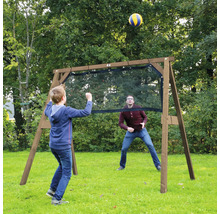 Kind und Erwachsener spielen Ball mit einem freistehenden Holzspielgerüst mit Netz im Garten.