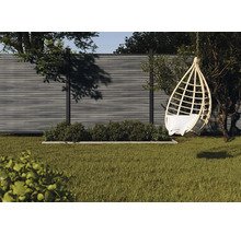 Garten mit moderner Sichtschutzwand aus Holzlamellen, einer hängenden Korb-Sitzgelegenheit und begrüntem Beet auf der Rasenfläche.