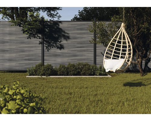 Garten mit moderner Sichtschutzwand aus Holzlamellen, einer hängenden Korb-Sitzgelegenheit und begrüntem Beet auf der Rasenfläche.