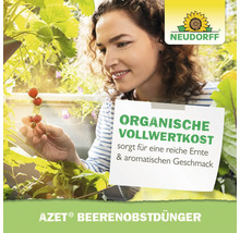 Neudorff Logo und Frau die Erdbeeren im Garten erntet, beworben mit Azet Beerenobstduenger fuer eine reiche Ernte und aromatischen Geschmack.