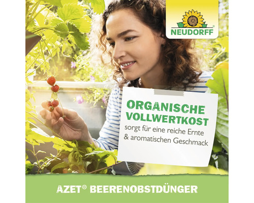 Neudorff Logo und Frau die Erdbeeren im Garten erntet, beworben mit Azet Beerenobstduenger fuer eine reiche Ernte und aromatischen Geschmack.