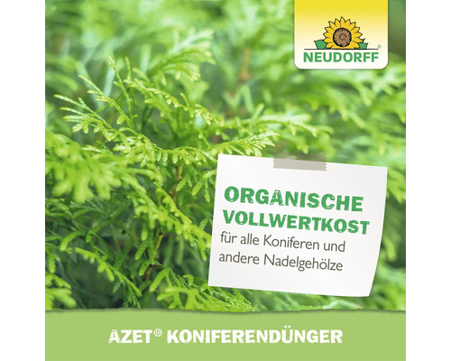 Neudorff Azet Koniferendünger als organischer Volldünger für alle Koniferen und Nadelgehölze vor einer Nadelbaumhecke