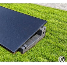 Solarmodul auf einer Kunststoffhalterung zur Bodenmontage im Garten auf einer Rasenfläche (Image AI modified or generated)