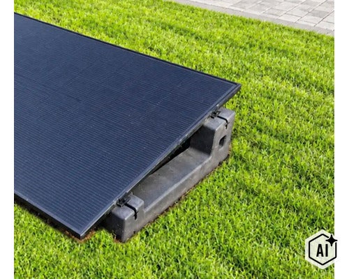 Solarmodul auf einer Kunststoffhalterung zur Bodenmontage im Garten auf einer Rasenfläche (Image AI modified or generated)