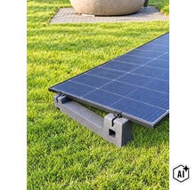 Solarpanel montiert auf einem stabilen Kunststoff Ständer für die Bodenaufstellung im Garten. (Image AI modified or generated)