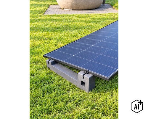 Solarpanel montiert auf einem stabilen Kunststoff Ständer für die Bodenaufstellung im Garten. (Image AI modified or generated)