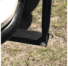 Detailansicht eines schwarzen Metallgestells mit Verschraubung für Gartenmöbel.
