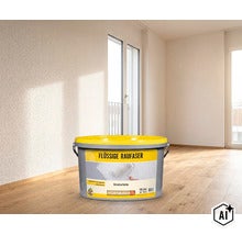 Ein Eimer Hornbach Flüssige Raufaser Strukturfarbe mit 10 Litern Inhalt in einem hellen, modern eingerichteten Raum mit Holzfußboden. (Image AI modified or generated)