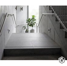 Moderne Treppe mit Fliesenbelag und Handlauf vor einer Sichtbetonwand mit Zimmerpflanzen im Hintergrund. (Image AI modified or generated)