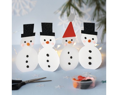 Dekorative Schneemänner zum Basteln mit Hüten und Knöpfen