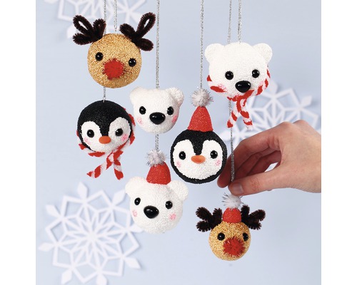 Dekorationen mit Bären-, Pinguin- und Rentier-Motiven als Weihnachtsschmuck