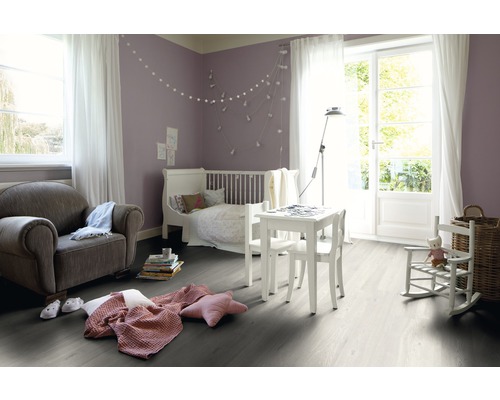 Helles Kinderzimmer mit Möbeln und grauem Laminatboden