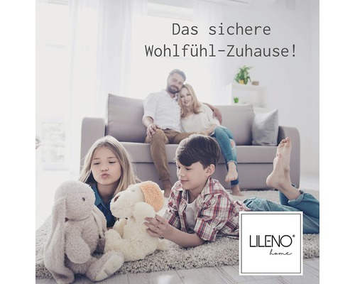 Familie entspannt auf einem Teppich im Wohnzimmer, Lileno Home Logo