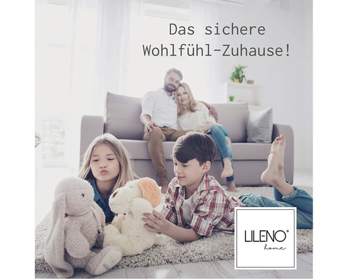 Familie entspannt auf Sofa und Teppich im Wohnzimmer. LILENO Home Logo.