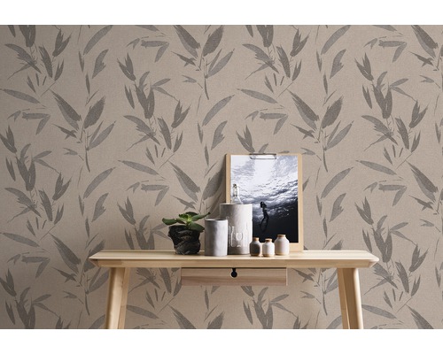 Szene mit einer Tapete mit Pflanzenmuster und einem Holztisch