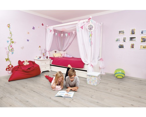 Kinderzimmer mit hellem Laminatboden, Himmelbett und lesenden Kindern