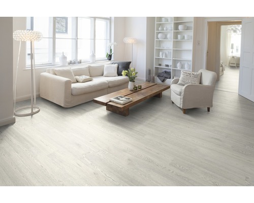 Heller Wohnraum mit Laminatboden in Holzoptik, Sofa, Sessel und Holztisch