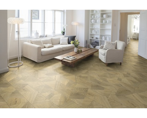 Wohnzimmer mit Sofa, Sessel und Holzboden im Parkettmuster